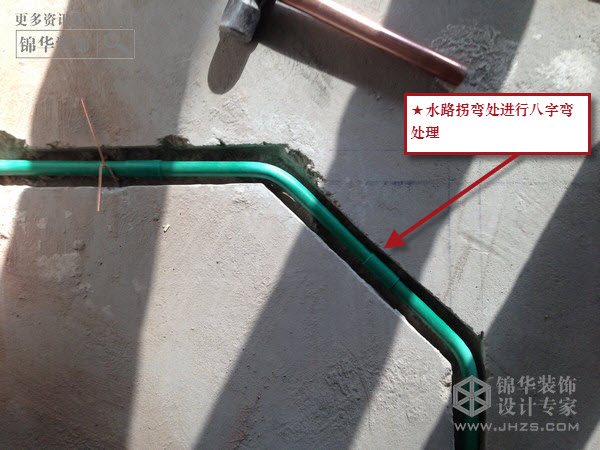 最近有很多南京市民问我们的南京装修网小编,说我在南京市新买的房屋马上就要装修了,可是我并不知道怎么对水路电路施工,如果我找专业的装修施工队,我怎么知道他们有没有在这块给我动猫腻呢?其实啊在装修前了解些基本的装修知识,还是很有必要的,话不多说,快来了解下吧! 1、布水管客厅内应用开槽埋水管式施工方案,后期再用水泥灌槽保护住水管。 2、南京房屋水路布线 ①横平竖直,冷热水间保持距离。 ②各用水位应保证冷热水管安装应为左热右冷 ③水管交叉时应使用过桥弯联接