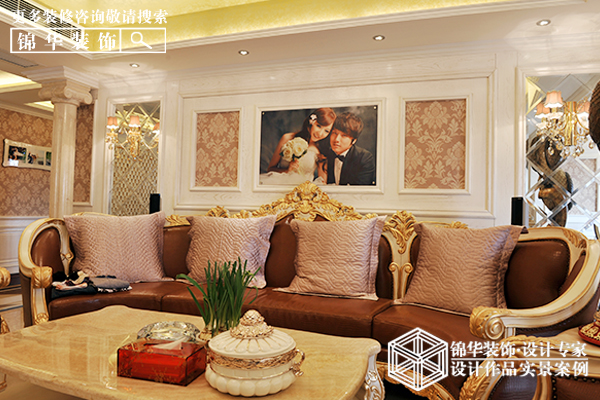 【楼盘地址】:全景大厦 【建筑面积】:210 【基础造价】:16万 【设计说明】: 本案采用欧式风格,览尽所有设计思想、所有设计风格,无外乎是对生活的一种生活态度而已。为业主设计适合现代人居住,功能性强并且风景优美的古典主义风格时,要求敏锐地把握客户需求实际上对设计师提出了更高的要求。无论是家具还是配饰均以其优雅、唯美的姿态,平和而富有内涵的气韵,描绘出居室主人高雅、贵族之身份。 本案例在配饰上,使用白色、银色、镜面、咖啡色等色调,是色彩看起来明亮,大方。整个空间给人以开放、宽容的非凡气度,让人丝毫不显局